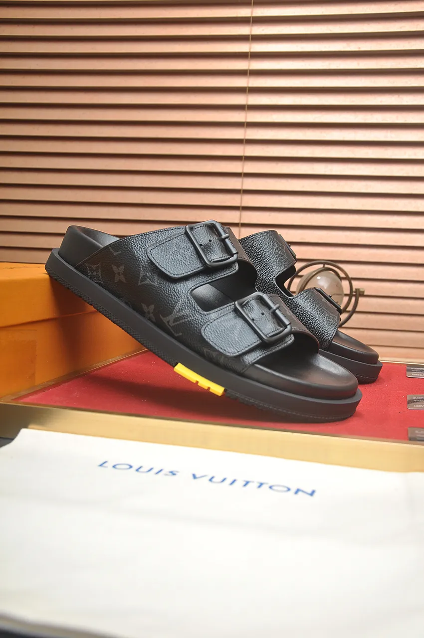 Men's shoes 💰400💶 [Louis Vuitton LV slippers] (high-end cowhide) counter 1:1 fashion style, a must-have for summer! The designer used LV’s iconic outsole. The original simple slippers instantly become fashionable! The upper is made of flexible special cowhide leather straps alternately, and the workmanship is exquisite! A must-have for stylish men in summer, size 38-45 (45 customized)